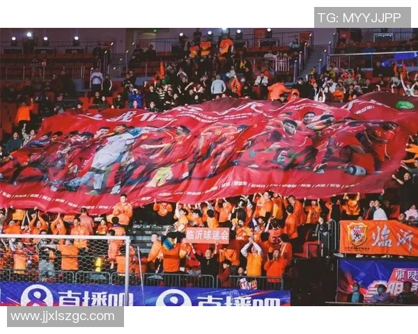 粉色足球服球星闪耀赛场成新焦点，带动时尚潮流与体育热潮双重爆发